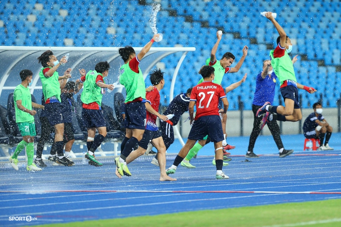 U23 Lào ăn mừng cực nhiệt sau chiến tích vào bán kết U23 Đông Nam Á 2022 - Ảnh 1.