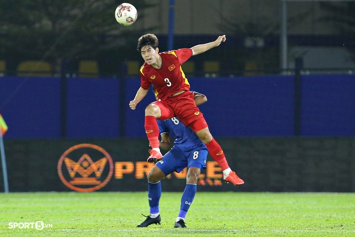 Trực tiếp U23 Việt Nam 1-0 U23 Thái Lan: Siêu phẩm sút phạt, gắng gượng thi đấu  - Ảnh 4.