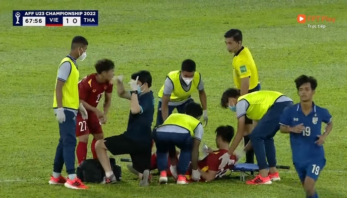 Trực tiếp U23 Việt Nam 1-0 U23 Thái Lan: Siêu phẩm sút phạt, gắng gượng thi đấu  - Ảnh 3.
