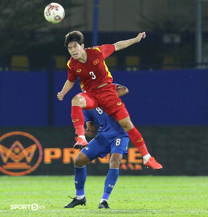 Tuyển thủ U23 Việt Nam ghi siêu phẩm sút phạt cực gắt, ăn mừng ý nghĩa hướng đến các đồng đội đang mắc Covid-19 - Ảnh 7.