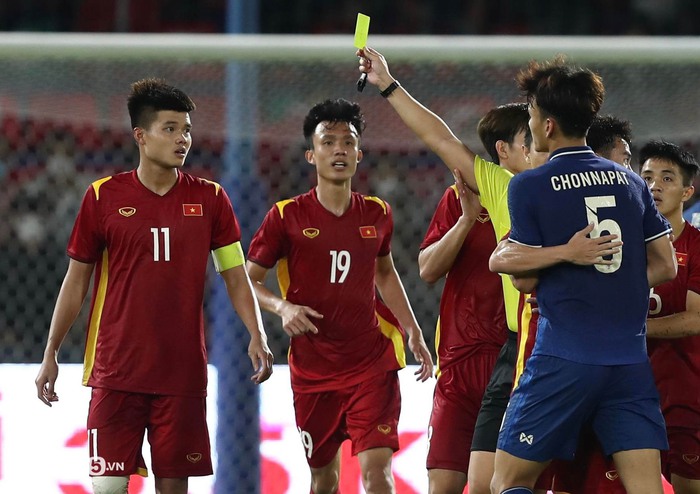 Đội trưởng U23 Thái Lan &quot;tính nóng như kem&quot;, bị thay ra ngay sau pha cự cãi cực gắt với cầu thủ U23 Việt Nam - Ảnh 1.