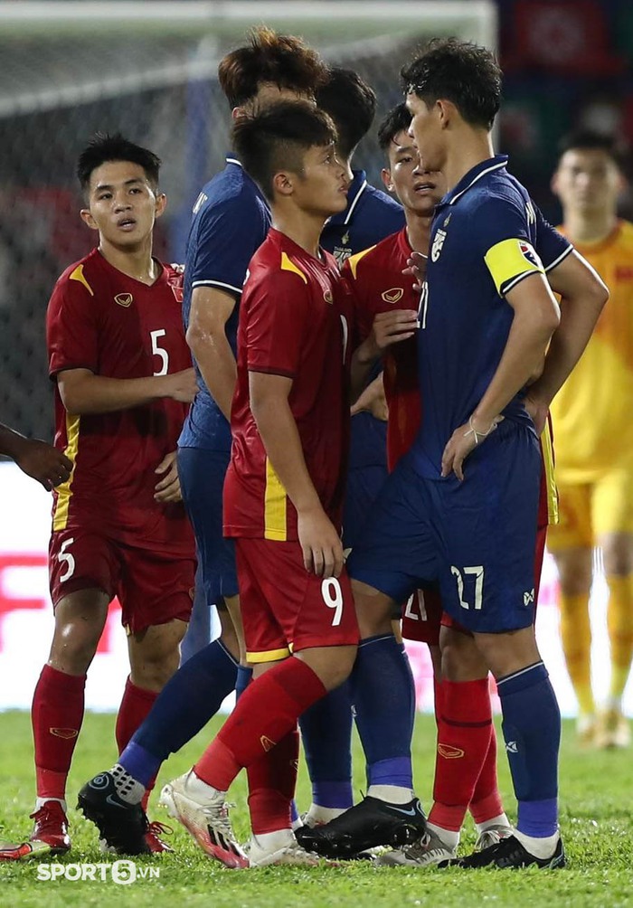 Đội trưởng U23 Thái Lan &quot;tính nóng như kem&quot;, bị thay ra ngay sau pha cự cãi cực gắt với cầu thủ U23 Việt Nam - Ảnh 2.