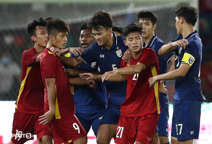 Đội trưởng U23 Thái Lan &quot;tính nóng như kem&quot;, bị thay ra ngay sau pha cự cãi cực gắt với cầu thủ U23 Việt Nam - Ảnh 4.