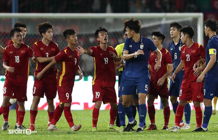 Đội trưởng U23 Thái Lan &quot;tính nóng như kem&quot;, bị thay ra ngay sau pha cự cãi cực gắt với cầu thủ U23 Việt Nam - Ảnh 6.