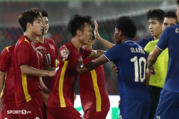Đội trưởng U23 Thái Lan &quot;tính nóng như kem&quot;, bị thay ra ngay sau pha cự cãi cực gắt với cầu thủ U23 Việt Nam - Ảnh 7.