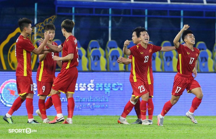 Tuyển thủ U23 Việt Nam ghi siêu phẩm sút phạt cực gắt, ăn mừng ý nghĩa hướng đến các đồng đội đang mắc Covid-19 - Ảnh 2.