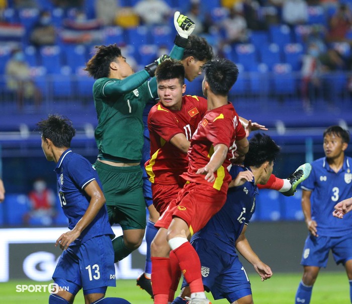 Tuyển thủ U23 Việt Nam ghi siêu phẩm sút phạt cực gắt, ăn mừng ý nghĩa hướng đến các đồng đội đang mắc Covid-19 - Ảnh 5.