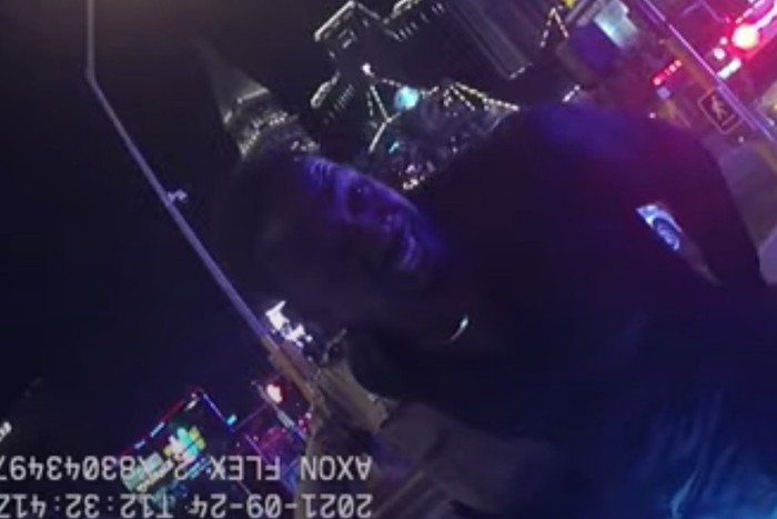 Video: Jon Jones say xỉn, húc đầu vào xe cảnh sát sau khi bị bắt - Ảnh 2.