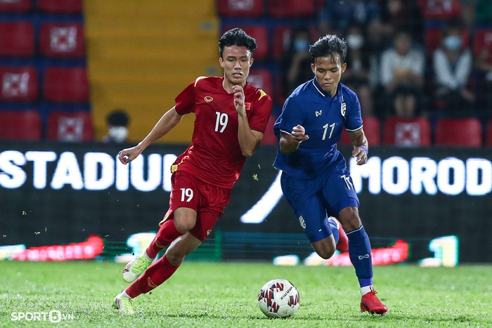 HLV U23 Thái Lan tức giận đá bay chai nước khi để thua Việt Nam 0-1 - Ảnh 5.