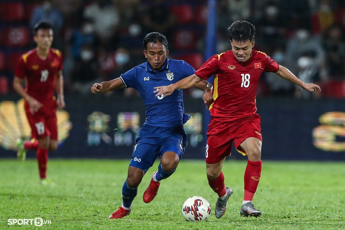 HLV U23 Thái Lan tức giận đá bay chai nước khi để thua Việt Nam 0-1 - Ảnh 4.
