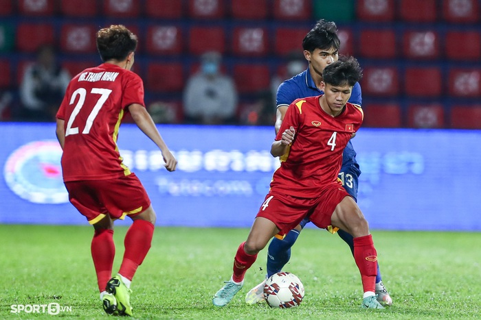 Trận đấu giữa U23 Việt Nam và U23 Thái Lan suýt bị huỷ như nào ? - Ảnh 1.