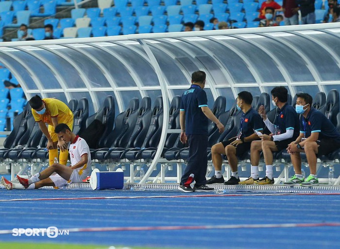 Đoàn Anh Việt chấn thương, bất lực khi phải ngồi ngoài xem đồng đội đấu U23 Timor Leste - Ảnh 5.
