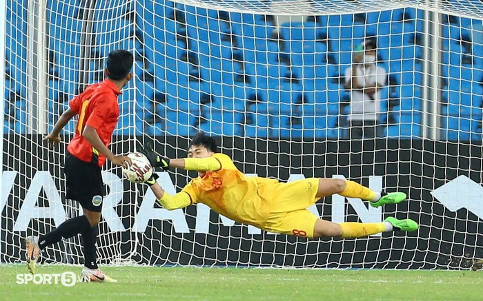 Chân dung thủ môn Tuấn Hưng cản phá penalty xuất sắc giúp U23 Việt Nam giành vé vào chung kết - Ảnh 2.