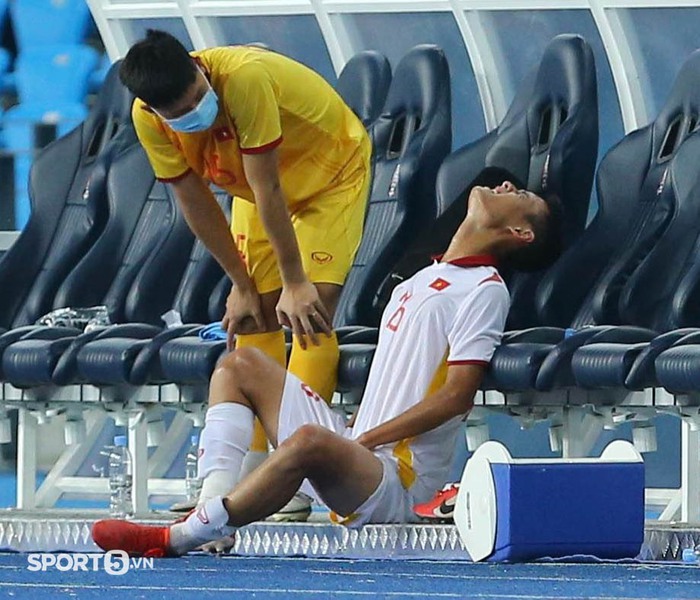 Đoàn Anh Việt chấn thương, bất lực khi phải ngồi ngoài xem đồng đội đấu U23 Timor Leste - Ảnh 1.