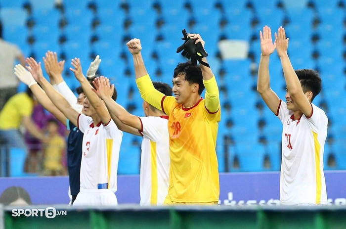 Chân dung thủ môn Tuấn Hưng cản phá penalty xuất sắc giúp U23 Việt Nam giành vé vào chung kết - Ảnh 7.