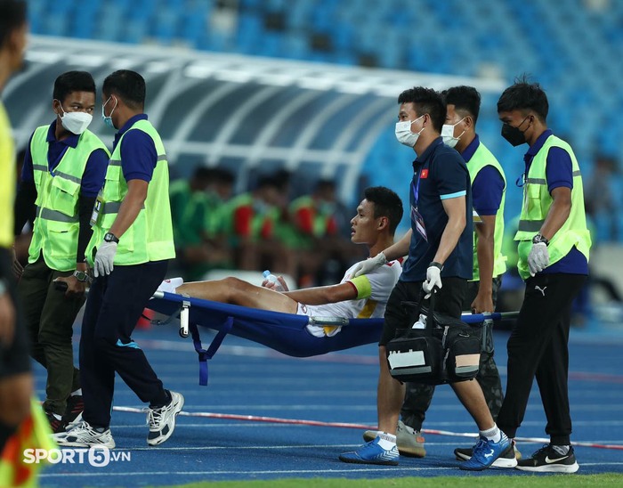 Đoàn Anh Việt chấn thương, bất lực khi phải ngồi ngoài xem đồng đội đấu U23 Timor Leste - Ảnh 3.