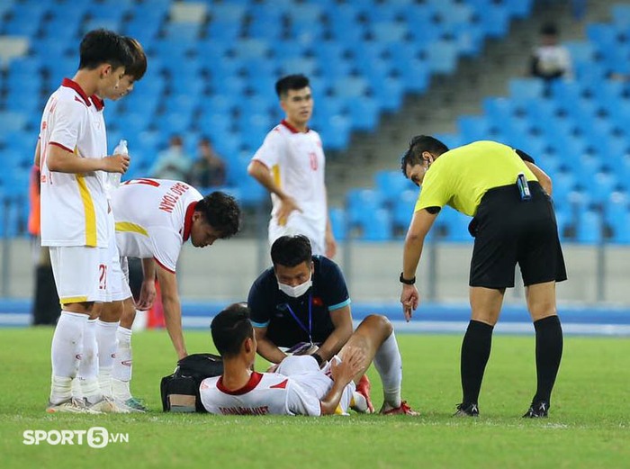 Đoàn Anh Việt chấn thương, bất lực khi phải ngồi ngoài xem đồng đội đấu U23 Timor Leste - Ảnh 2.
