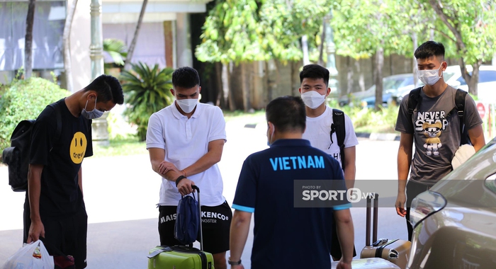 &quot;Viện binh&quot; đã tới Campuchia, được BTC cử xe dẫn đường tức tốc xét nghiệm Covid-19 để hội quân cùng U23 Việt Nam - Ảnh 3.