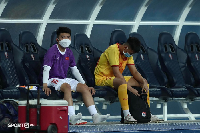 Chênh lệch trên băng ghế dự bị giữa U23 Việt Nam và U23 Timor Leste: Thủ môn suýt phải lên đá - Ảnh 1.
