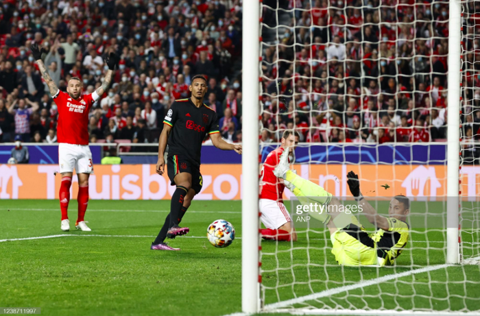 Chân sút số 1 Champions League 2021/22 vừa ghi bàn vừa phản lưới, Ajax hoà Benfica - Ảnh 4.