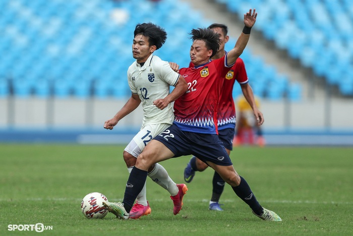U23 Thái Lan hẹn gặp Việt Nam ở chung kết sau chiến thắng nhiều tranh cãi trước Lào  - Ảnh 2.