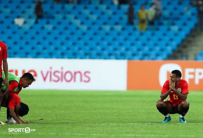Cầu thủ Timor Leste gục ngã, bật khóc khi thua U23 Việt Nam trên chấm phạt đền ở bán kết U23 AFF Cup 2022 - Ảnh 1.