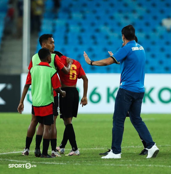 Cầu thủ Timor Leste gục ngã, bật khóc khi thua U23 Việt Nam trên chấm phạt đền ở bán kết U23 AFF Cup 2022 - Ảnh 4.