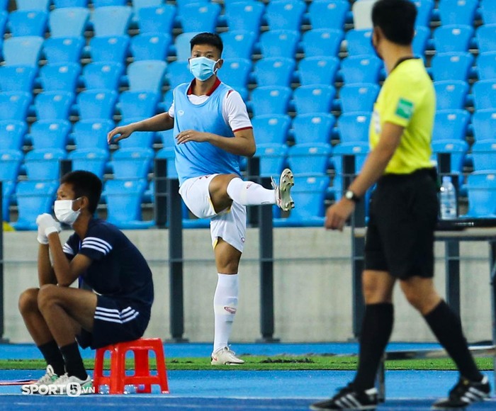 Chênh lệch trên băng ghế dự bị giữa U23 Việt Nam và U23 Timor Leste: Thủ môn suýt phải lên đá - Ảnh 6.