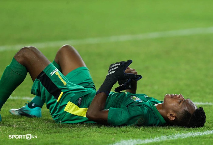Cầu thủ Timor Leste gục ngã, bật khóc khi thua U23 Việt Nam trên chấm phạt đền ở bán kết U23 AFF Cup 2022 - Ảnh 3.