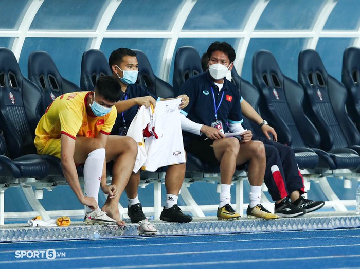 Thủ môn phải thay đồ cầu thủ, sẵn sàng vào sân thay người khi U23 Việt Nam thiếu quân trầm trọng - Ảnh 4.