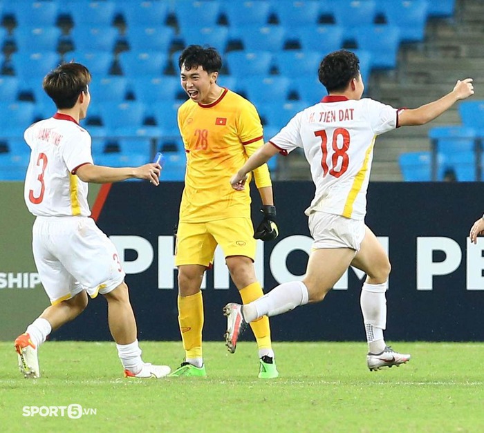 U23 Việt Nam vỡ oà cảm xúc khi đánh bại Timor Leste trong loạt sút luân lưu cân não - Ảnh 4.