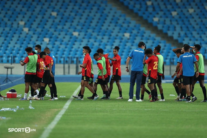 Cầu thủ Timor Leste gục ngã, bật khóc khi thua U23 Việt Nam trên chấm phạt đền ở bán kết U23 AFF Cup 2022 - Ảnh 7.