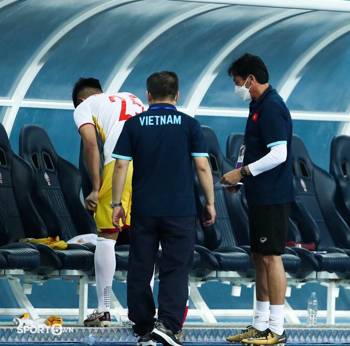 Thủ môn phải thay đồ cầu thủ, sẵn sàng vào sân thay người khi U23 Việt Nam thiếu quân trầm trọng - Ảnh 6.
