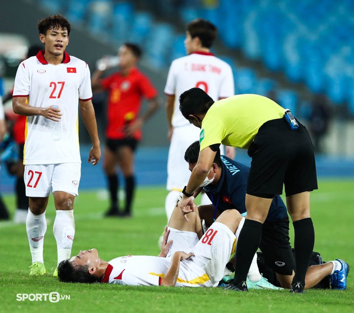 Thủ môn phải thay đồ cầu thủ, sẵn sàng vào sân thay người khi U23 Việt Nam thiếu quân trầm trọng - Ảnh 1.