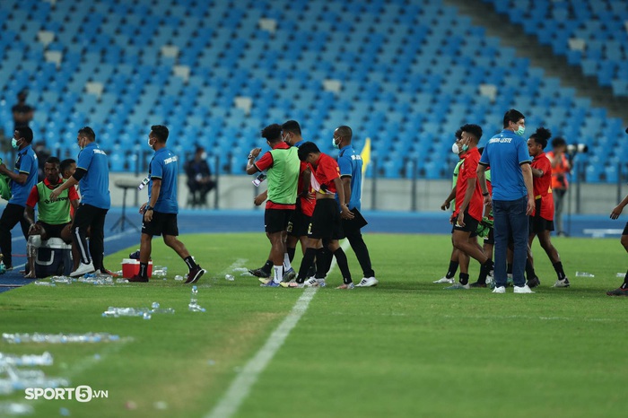 Cầu thủ Timor Leste gục ngã, bật khóc khi thua U23 Việt Nam trên chấm phạt đền ở bán kết U23 AFF Cup 2022 - Ảnh 6.