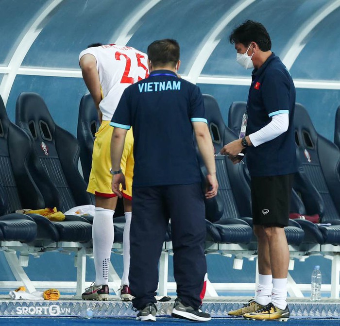 Thủ môn phải thay đồ cầu thủ, sẵn sàng vào sân thay người khi U23 Việt Nam thiếu quân trầm trọng - Ảnh 5.