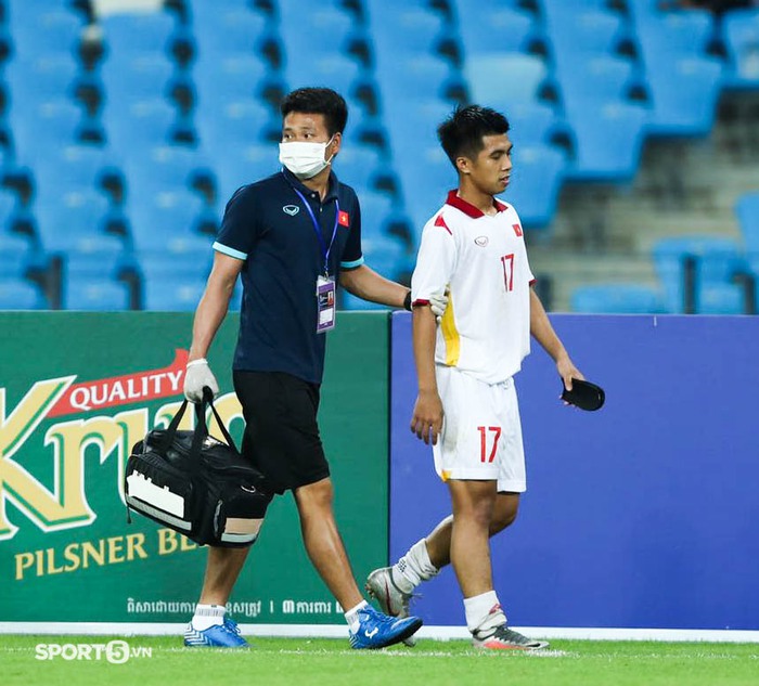 Khoảnh khắc lịch sử: Thủ môn vào sân đá vị trí tiền đạo vì U23 Việt Nam hết người để thay - Ảnh 1.