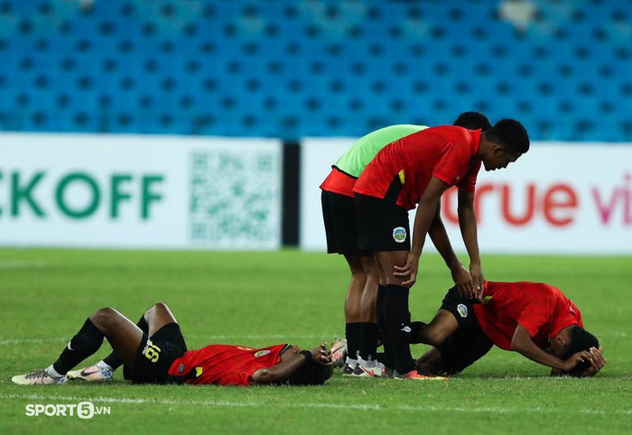 Cầu thủ Timor Leste gục ngã, bật khóc khi thua U23 Việt Nam trên chấm phạt đền ở bán kết U23 AFF Cup 2022 - Ảnh 2.