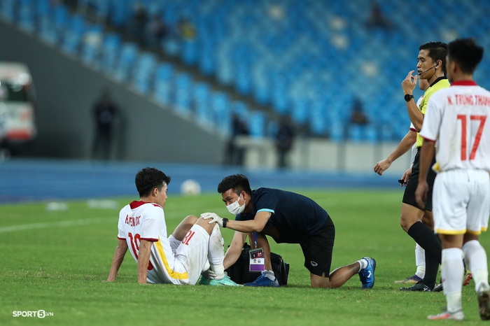 Chênh lệch trên băng ghế dự bị giữa U23 Việt Nam và U23 Timor Leste: Thủ môn suýt phải lên đá - Ảnh 2.