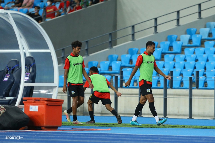Chênh lệch trên băng ghế dự bị giữa U23 Việt Nam và U23 Timor Leste: Thủ môn suýt phải lên đá - Ảnh 7.