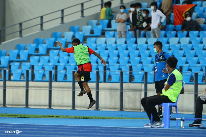 Chênh lệch trên băng ghế dự bị giữa U23 Việt Nam và U23 Timor Leste: Thủ môn suýt phải lên đá - Ảnh 8.