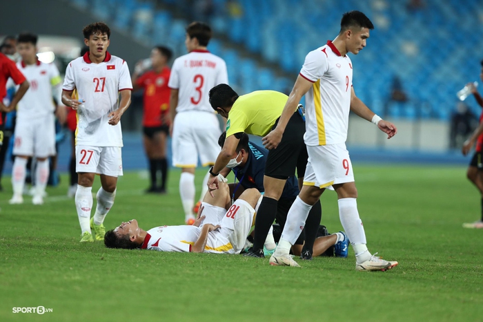 Chênh lệch trên băng ghế dự bị giữa U23 Việt Nam và U23 Timor Leste: Thủ môn suýt phải lên đá - Ảnh 4.