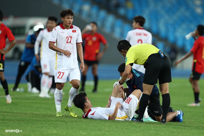 Chênh lệch trên băng ghế dự bị giữa U23 Việt Nam và U23 Timor Leste: Thủ môn suýt phải lên đá - Ảnh 3.