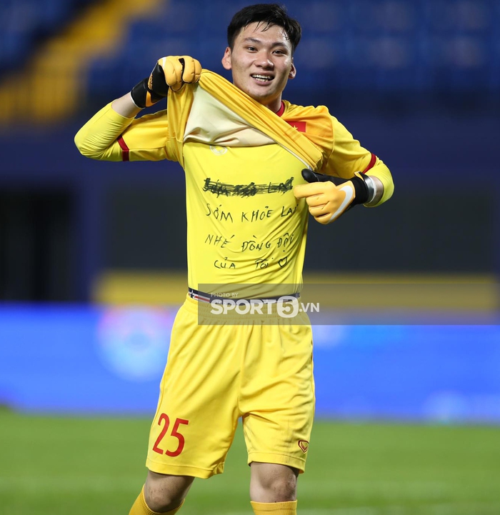 Không muốn ăn mừng 1 mình, đội trưởng U23 Việt Nam gọi thủ môn Trịnh Xuân Hoàng sang ăn mừng cực &quot;nhắng&quot; - Ảnh 2.