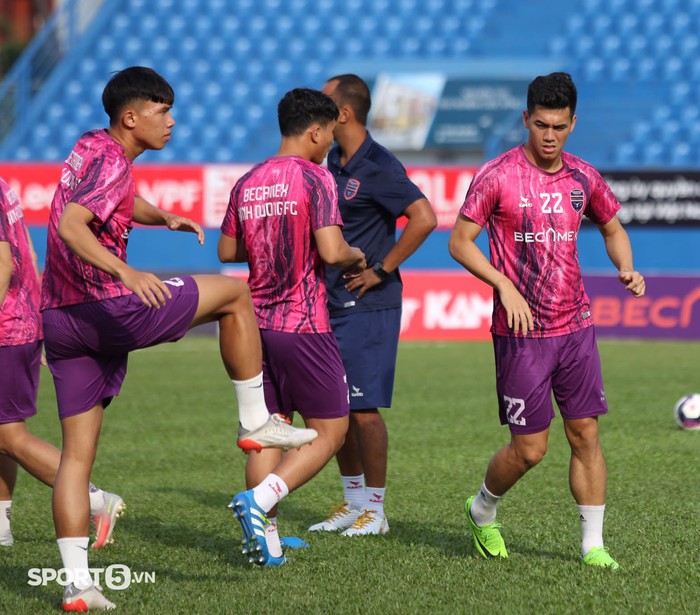 Phan Văn Đức trêu Tiến Linh mặt xấu, SLNA giành 3 điểm trước Bình Dương ngày khai màn V.League 2022 - Ảnh 4.