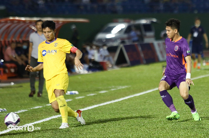 Phan Văn Đức trêu Tiến Linh mặt xấu, SLNA giành 3 điểm trước Bình Dương ngày khai màn V.League 2022 - Ảnh 6.