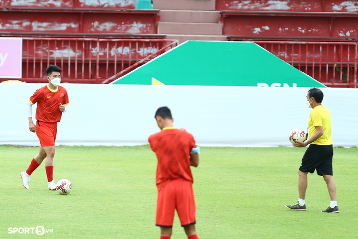 U23 Việt Nam thiếu cầu thủ luyện tập, địa điểm tập luyện thay đổi khi xe đang di chuyển - Ảnh 4.