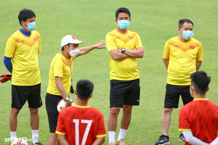U23 Việt Nam thiếu cầu thủ luyện tập, địa điểm tập luyện thay đổi khi xe đang di chuyển - Ảnh 2.