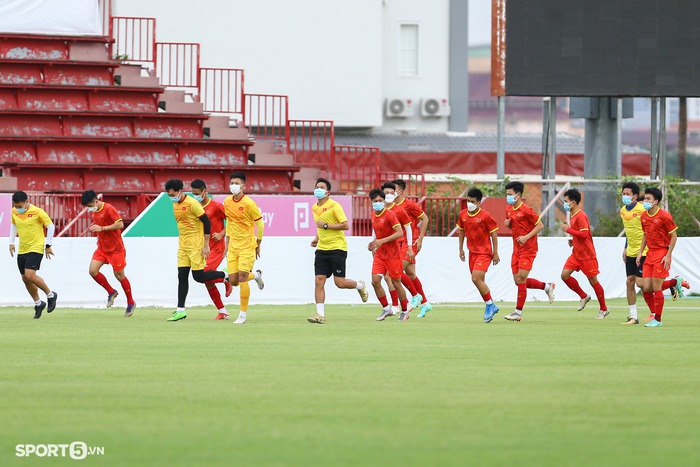 U23 Việt Nam thiếu cầu thủ luyện tập, địa điểm tập luyện thay đổi khi xe đang di chuyển - Ảnh 1.