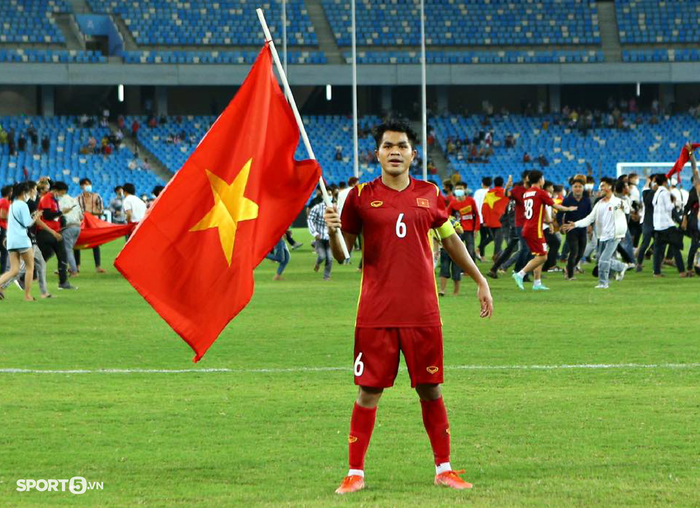 CĐV Việt Nam tràn xuống ăn mừng chức vô địch, đại náo sân quốc gia Campuchia - Ảnh 6.